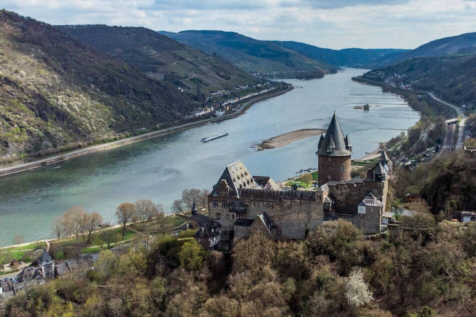 Eine Jacht aus Berlin sitzt im Mittelrhein bei Rüdesheim auf einer Sandbank fest. (Archivfoto)