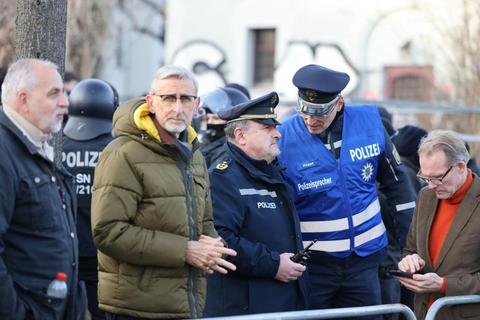 Neben Sachsens Innenminister Armin Schuster (64, CDU, 2.v.l.) verschaffte sich auch Leipzigs Polizeipräsident René Demmler (50, M.) einen Überblick über die Lage.