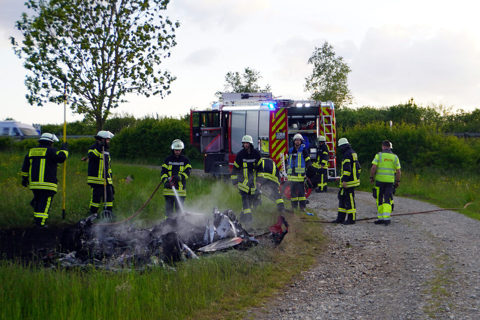 Die Feuerwehr löschte die Überreste des Wracks.