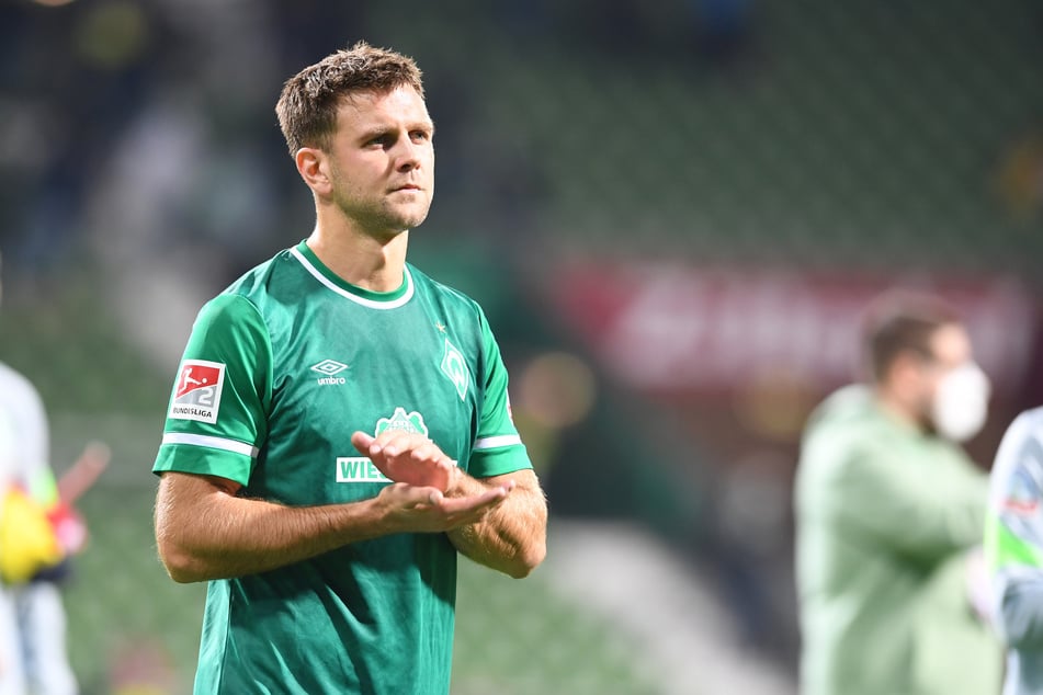 Niclas Füllkrug (28) bedankt sich nach der Derby-Niederlage gegen den Hamburger SV mit ernster Miene bei den Fans.
