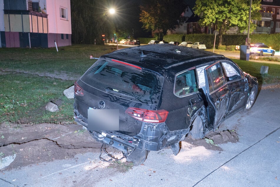 War der Fahrer betrunken? Auto kracht gegen Bordstein und überschlägt sich