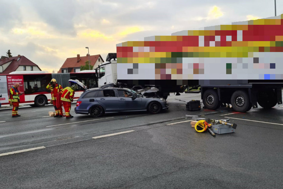 Der 22-Jährige rutschte mit seinem Auto unter den Laster.