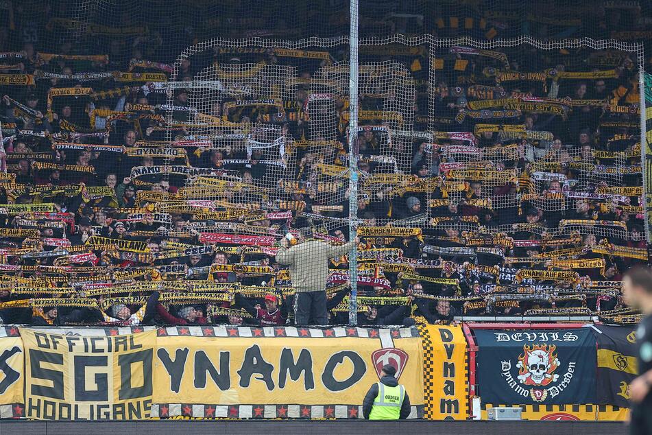 Wieder nehmen Tausende Dynamo-Fans den weiten Weg nach Unterhaching auf sich.