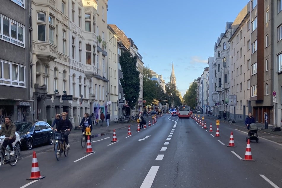 Beispiel eines Pop-up-Radwegs: 2023 hat der Fahrrad-Entscheid Köln auf der Roonstraße protestiert. (Archivbild)