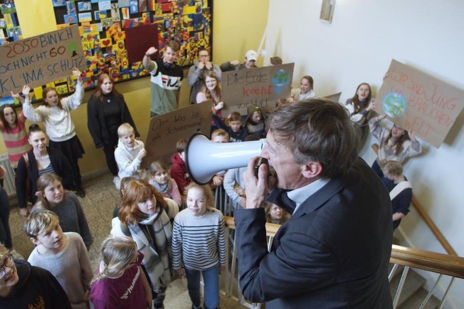 Der Revoluzzer verbreitet auch in einer Schule sein Manifest.