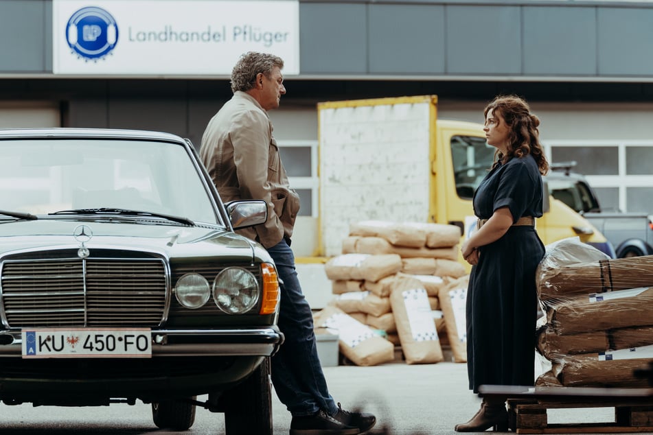 Lilli (Ronja Forcher) muss ihrem Vater Dr. Martin Gruber (Hans Sigl) ein Geständnis machen.