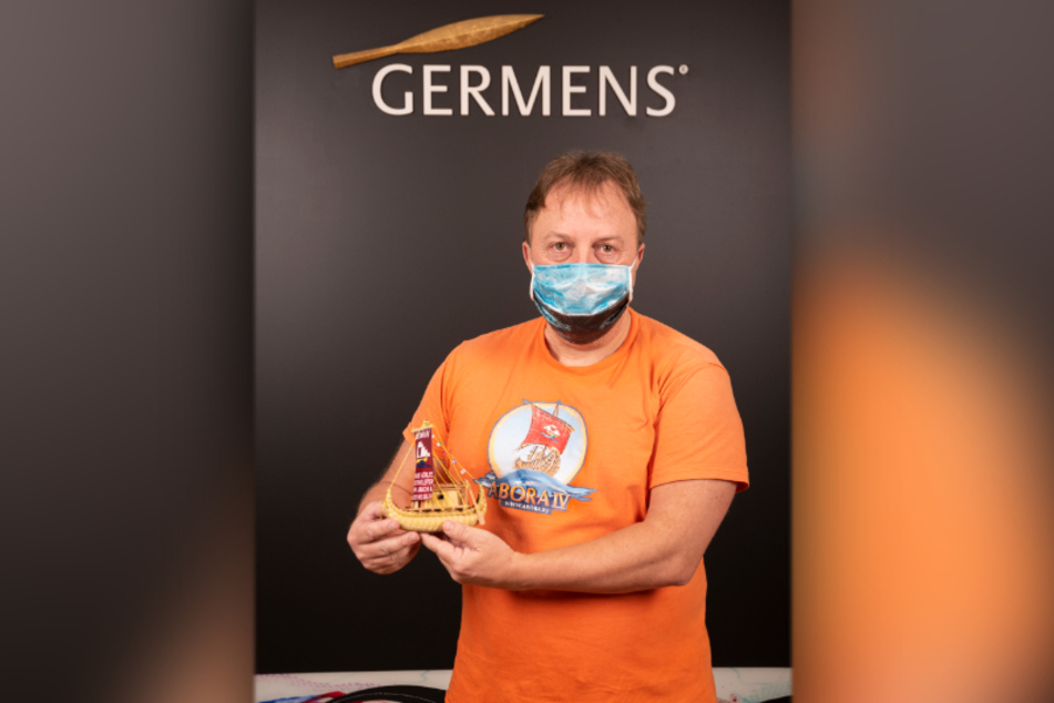 Abenteurer Dominique Görlitz mit einem Abora-Modell (53)