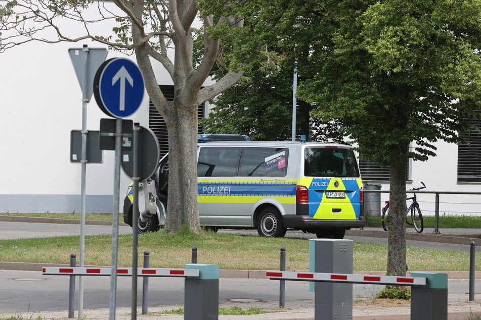 Vor dem Helios-Klinikum in Erfurt platzieren sich Einsatzkräfte der Polizei.