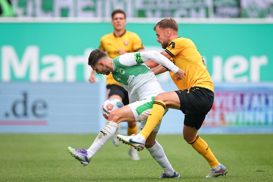 Dynamos Lars Bünning (27, r.) hatte im Hinspiel mit dem Fürther Routinier Branimir Hrgota (33) seine liebe Mühe.
