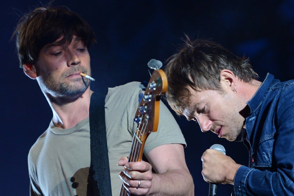 Alex James (54, l.) und Damon Albarn (55, r.) von der britischen Band Blur stehen wieder zusammen auf der Bühne.