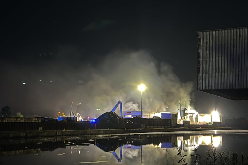 In einem Recyclingunternehmen am Dortmunder Hafen war in der Nacht ein Feuer ausgebrochen.