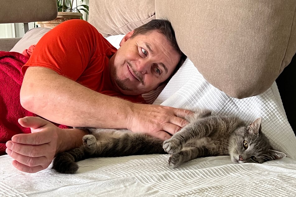 Gut für die Seele: Uwe Herrmann (61) kuschelt mit seiner Katze Püppi.