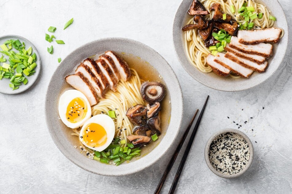 Ramen (japanische Nudelsuppe) besteht aus würziger Brühe, Ramen-Nudeln und verschiedenen Einlagen wie Chashu, Shoyu-Ei und Bambus. Ramen kann vegetarisch oder aber mit Fleisch zubereitet werden.