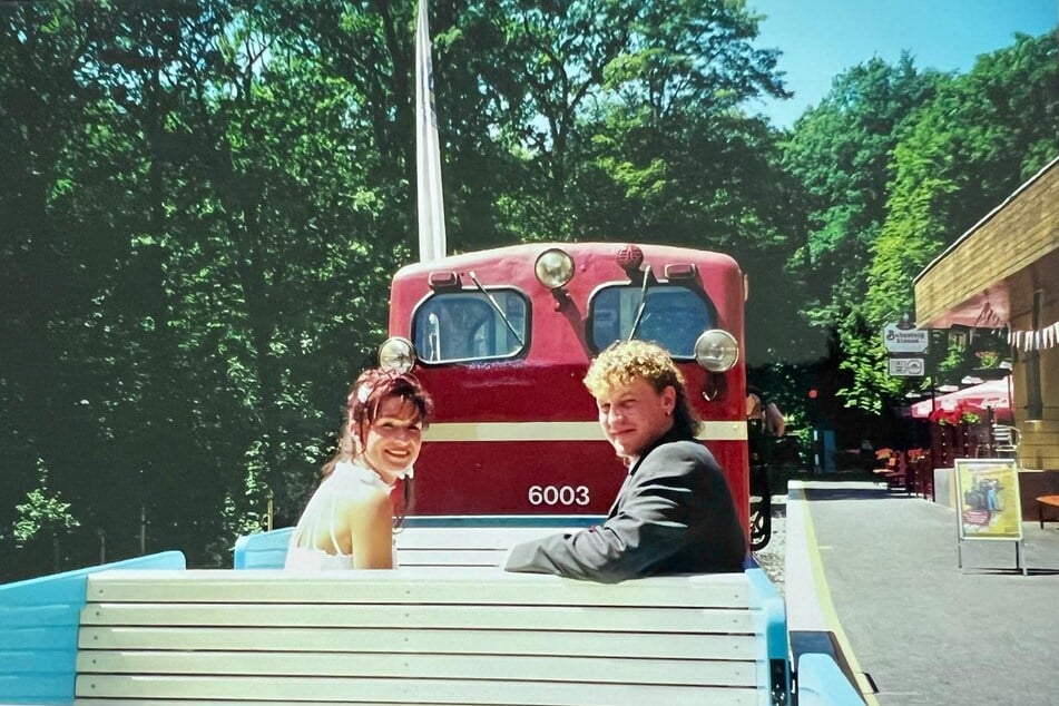 Silke (54) und Falko Hirsch (52) haben im Jahr 2000 ihre Hochzeit in der Hochzeitbahn der Chemnitzer Parkeisenbahn gefeiert.