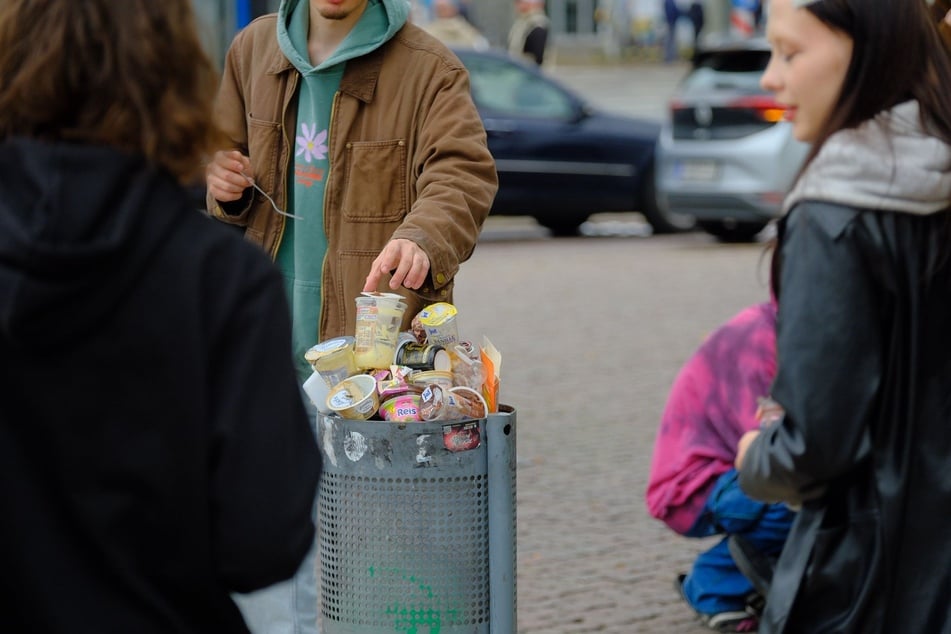 Ihre Puddingbecher entsorgten die Teilnahmer anschließend ganz umweltbewusst.