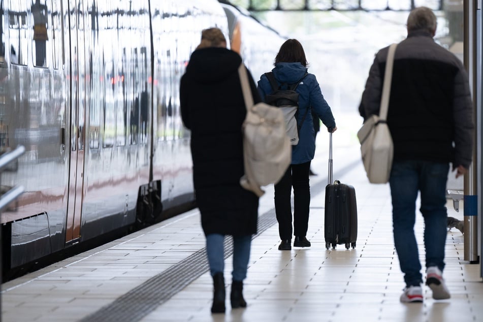 Am Dresdner Hauptbahnhof sorgte ein 17-Jähriger am Sonntagmorgen für Aufregung. (Symbolbild)