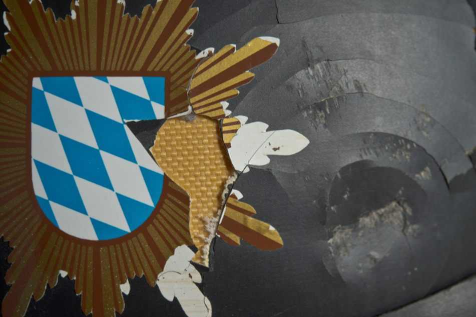 Nahaufnahme eines Polizeihelms, der durch einen Steinewerfer stark beschädigt wurde.