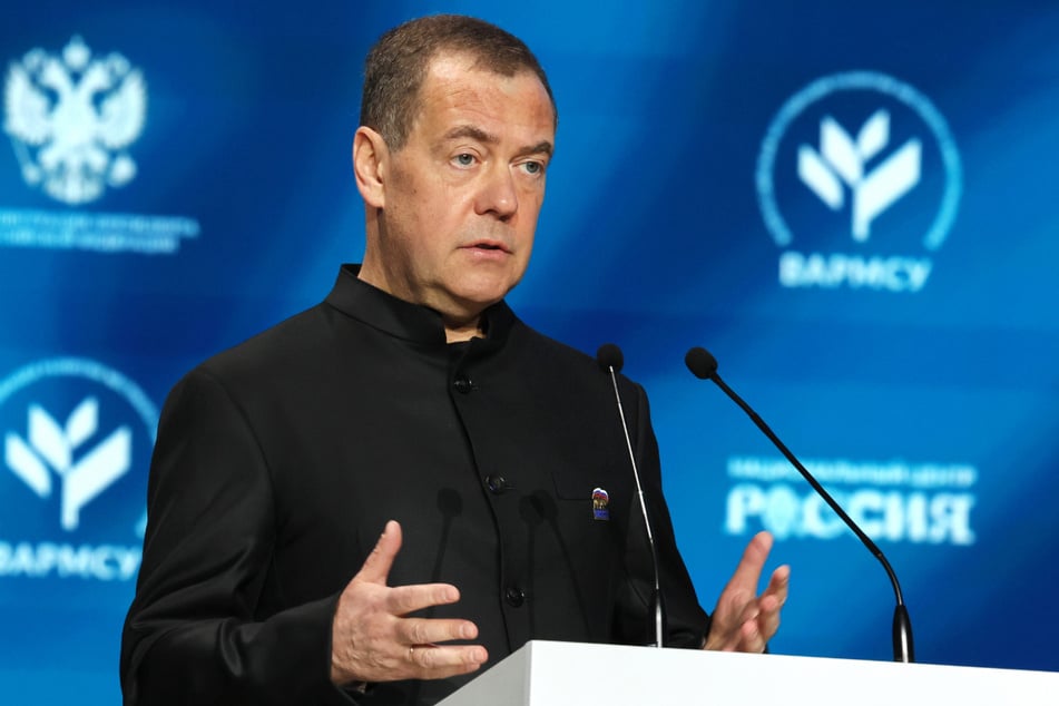 Der frühere russische Präsident Dmitri Medwedew (60) hat den USA das Recht abgesprochen, sich in die Angelegenheiten anderer einzumischen.