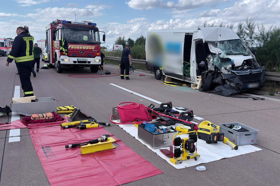 Schwer beschädigt steht der Transporter an der Mittelleitplanke der A14.