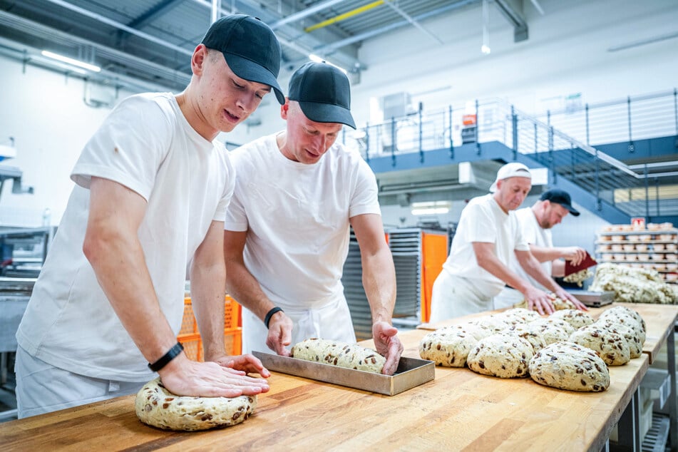 In Handarbeit wird der Teig in Form gebracht.