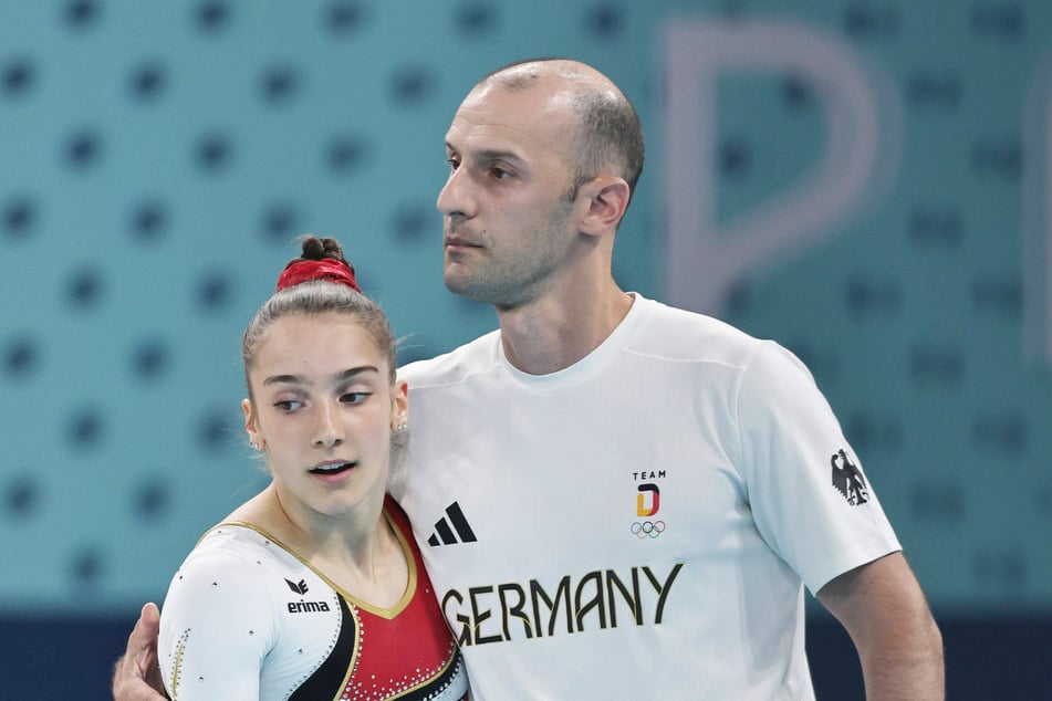 Helen Kevric (16,l.) gilt als die aktuell größte deutsche Turnhoffnung. Auch ihr Trainer Giacomo Camiciotti (r.), der sie noch bei Olympia in Paris betreute, soll gekündigt worden sein.