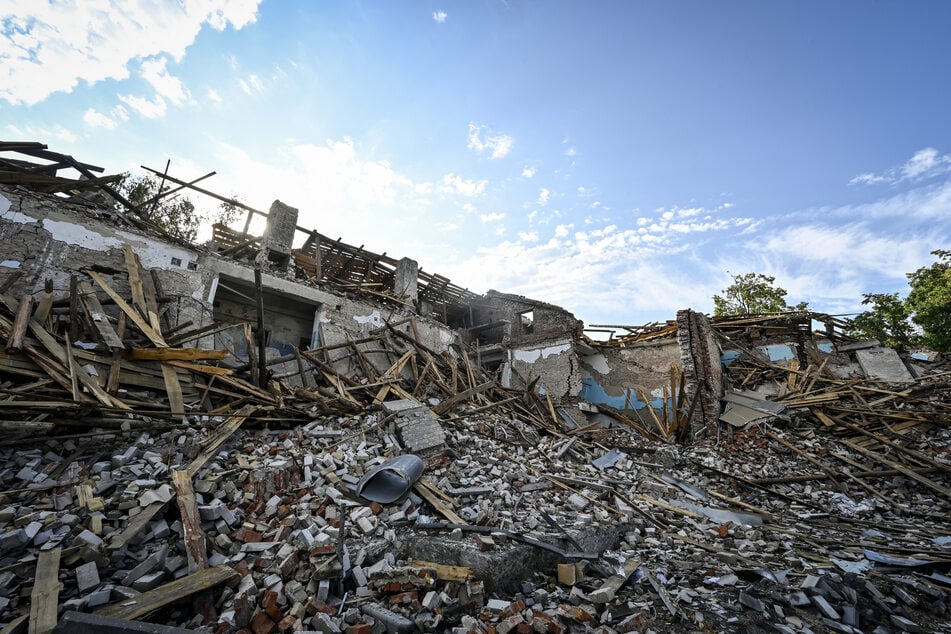 Russische Angriffe, auch in auf die Stadt Myrnohrad. Im Foto: Das Myrnohrad-Krankenhau, welches bereits am 27. Juli 2024 von einer russischen FAB-500-Bombe zerstört wurde. (Archivfoto)