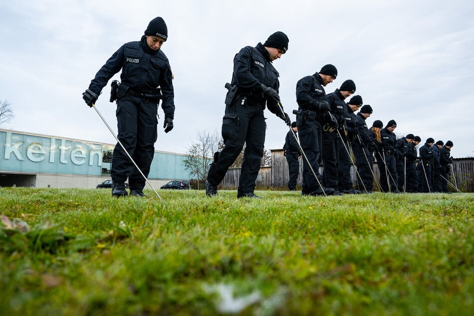 Einsatzkräfte der Bereitschaftspolizei suchen 2022 die Umgebung des Kelten Römer Museums nach möglichen Spuren ab. (Archivbild)