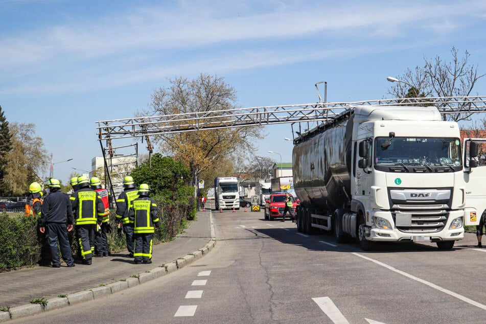Frankfurt: Folgenschwerer Verkehrsunfall: Lkw bleibt in Starkstrom-Kabelbrücke hängen