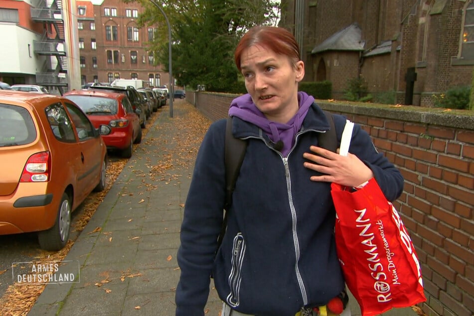 Weil Ex-Mann Marco (47), bei dem sie übergangsweise wohnt, im Krankenhaus ist, weiß sich Carola (40) nicht zu beschäftigen.