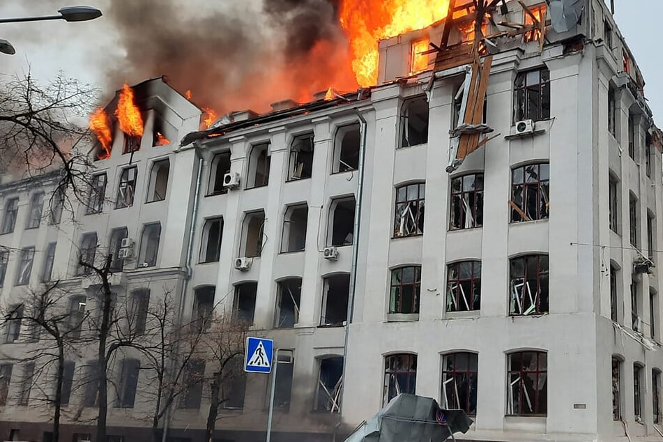 Dieses vom ukrainischen Katastrophenschutz veröffentlichte Foto zeigt einen Brand in einem Fakultätsgebäude der Universität Charkiw, der durch einen russischen Raketenangriff verursacht wurde.