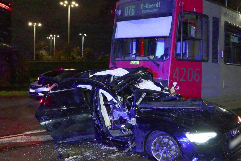 Der Fahrer des Audi wurde beim Zusammenprall mit der Rheinbahn eingeklemmt und verstarb wenig später im Krankenhaus.