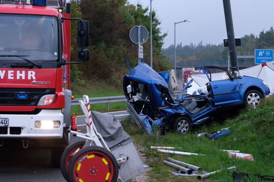 Bei dem schweren Verkehrsunfall auf der A9 in Richtung München wurde das Auto der Frau gegen einen Stahlträger geschleudert.