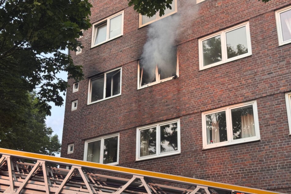 ... in einem vierstöckigen Mehrfamilienhaus war ein Feuer ausgebrochen. Mehrere Personen mussten gerettet werden.