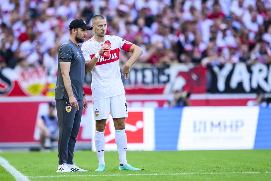 Der Trainer mit seinem Leader: Sebastian Hoeneß (41, l.) und Kapitän Waldemar Anton (27, r.) beraten an der Seitenlinie.