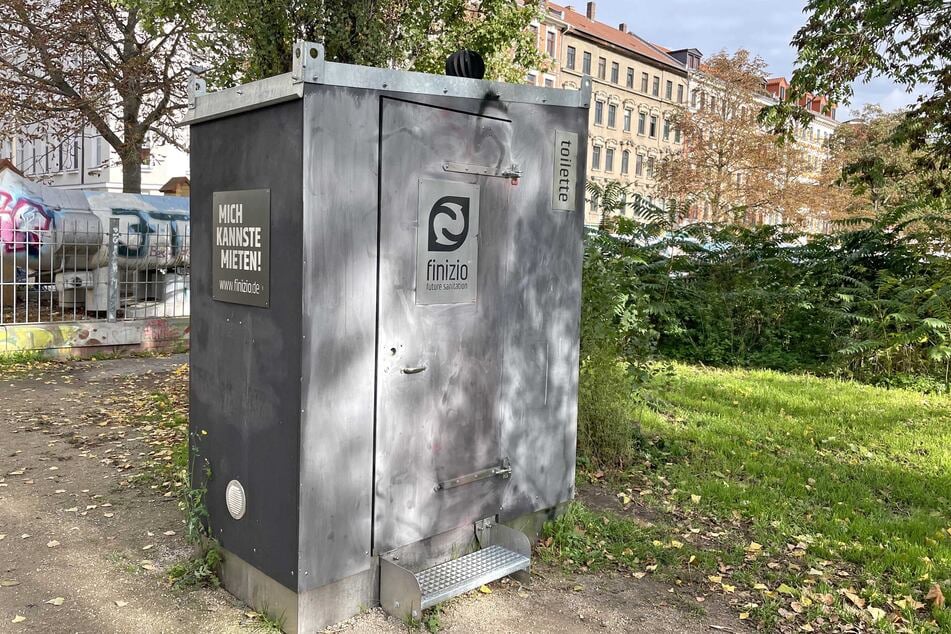 Aktuell steht als Alternative eine Toilette zur Verfügung, die kleiner ist als die alte Version. Vermutlich ist sie eher als kurzfristige Lösung gedacht.