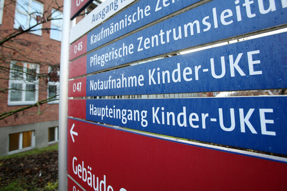 Das kleine Mädchen wurde ins Kinder-UKE eingeliefert - dort stellten die Ärzte Medikamentenrückstände in ihrem Blut fest.