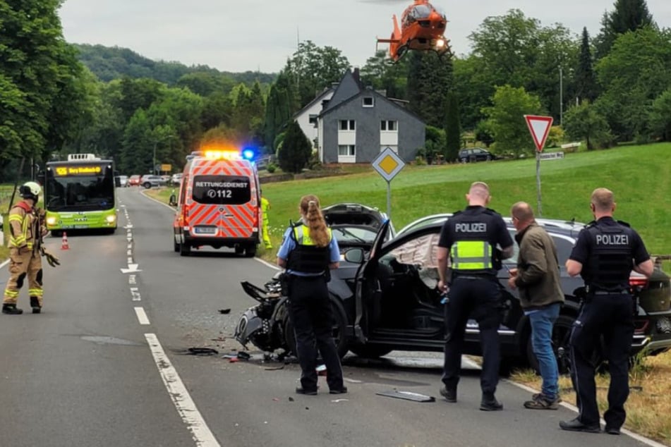 Die drei am Unfall beteiligten Autos waren anschließend nicht mehr fahrbereit und mussten abgeschleppt werden.