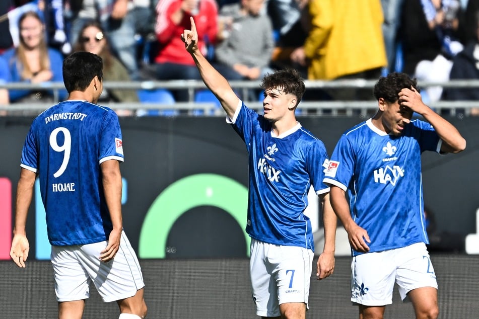 Noah Weißhaupt (M.) bringt Darmstadt zurück ins Spiel.