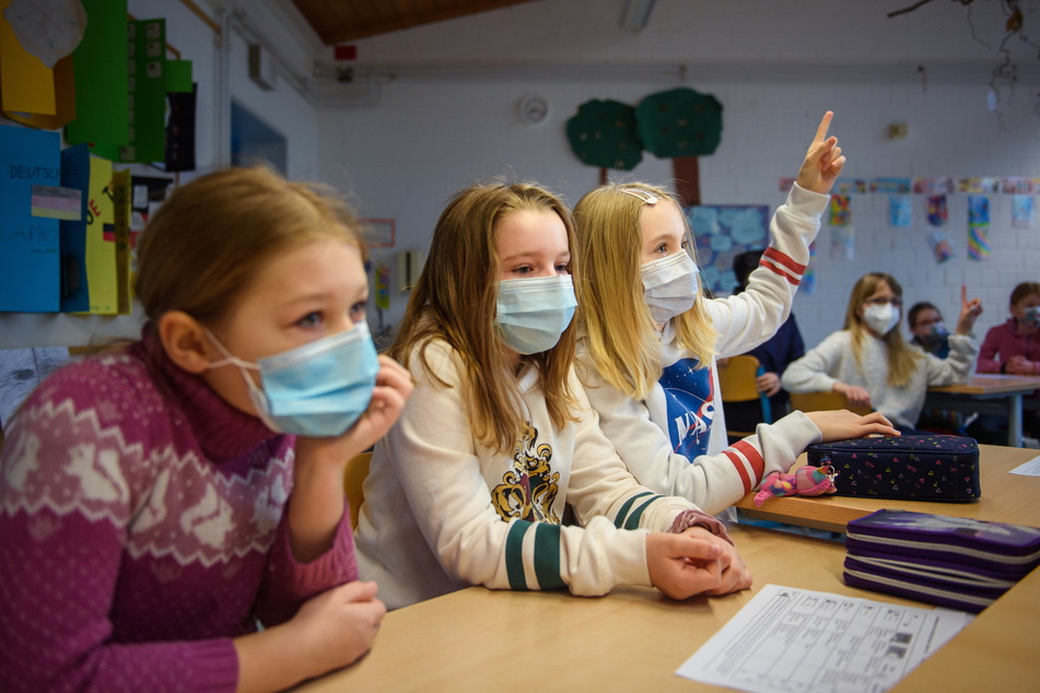Nach den Herbstferien gilt Maskenpflicht an Sachsens Schulen. Ab 8. November soll sie dann weitgehend entfallen.