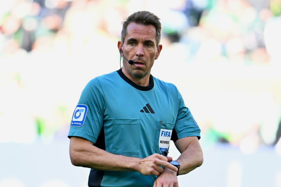 Schiedsrichter Tobias Stieler (44) pfeift das Duell zwischen Leverkusen und dem HSV in der BayArena.