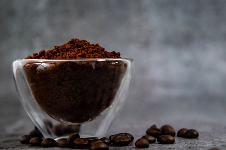 Kaffeesatz kann Essensgerüche neutralisieren.