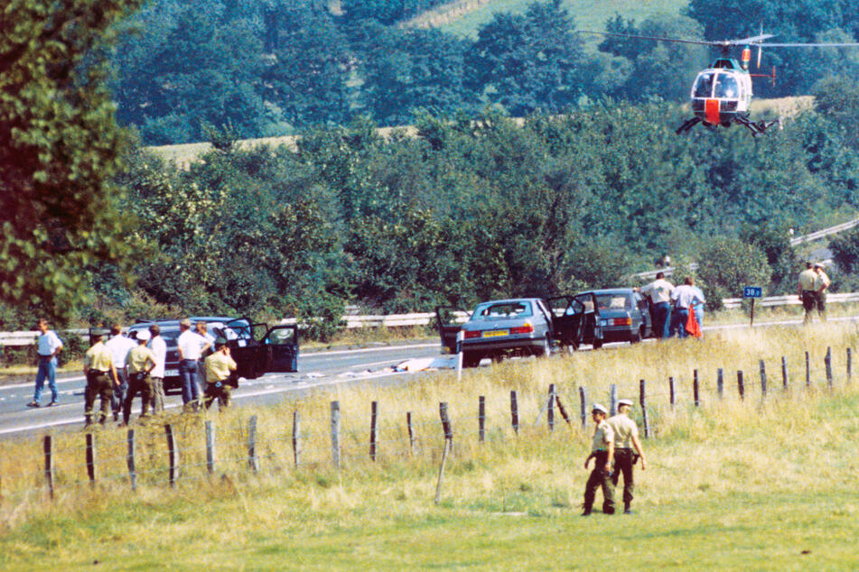 Die Polizei bei der Spurensuche nach dem Ende der Gladbecker Geiselnahme am 18. August 1988.