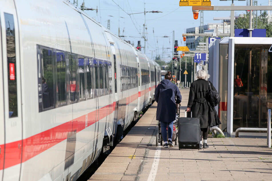 Reisende eines ICE am Bahnhof Hamburg-Altona. Dieses Bild wird man zwischen dem 4. und 19. März 2023 nicht zu sehen bekommen, denn der komplette Bahnhof wird für den Nah- und Fernverkehr gesperrt.