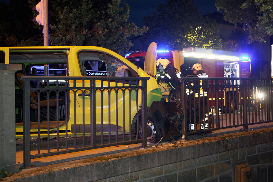 Der gelbe Opel-Transporter kam erst auf dem Fußweg der Brücke über der Gottleuba zum Stehen.