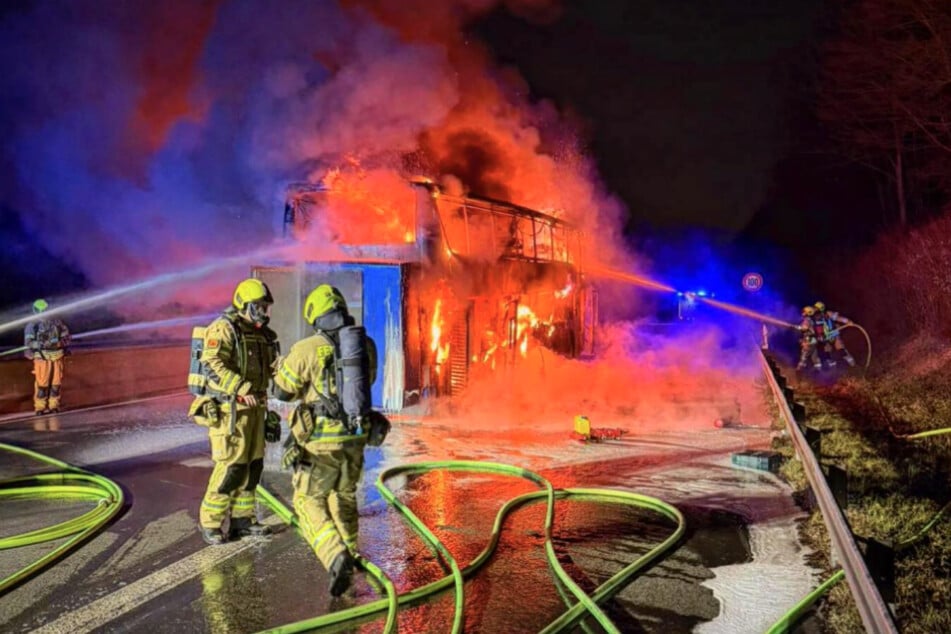 Die Feuerwehr ging am Freitagmorgen auf der A52 mit vereinten Kräften gegen die Flammen vor.