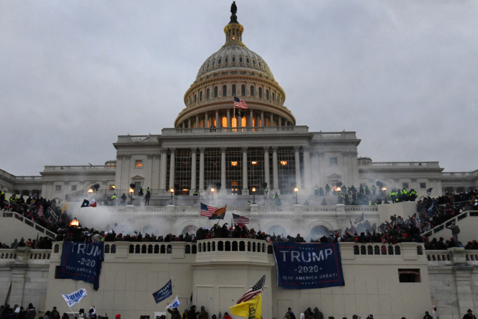 Unterstützer von US-Präsident Trump stürmten am 6. Januar das Kapitolgebäude, wo die Abgeordneten den Sieg des gewählten Präsidenten Biden für die Präsidentschaftswahlen im November bestätigen sollten.