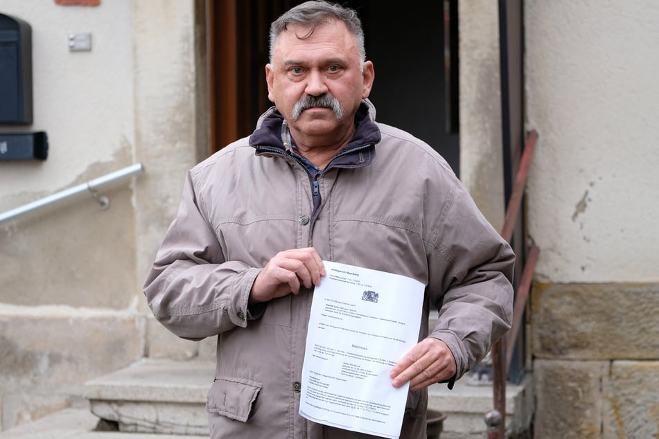 Sichtlich verdutzt hält Stefan Niehoff (64) seinen Gerichtsbeschluss in die Kamera.