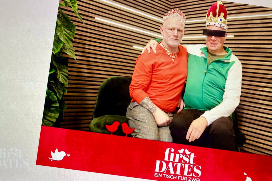 Norbert (56, l.) ist entsetzt, als Marco (48, r.) ihm in der Fotobox das Posieren verbietet.