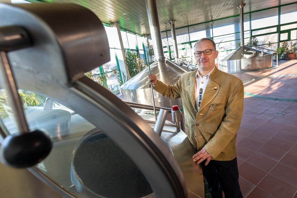 Geschäftsführer Ludwig Hörnlein lässt im Brauhaus Hartmannsdorf über 100 Getränke herstellen.