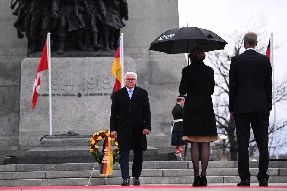 Bundespräsident Frank-Walter Steinmeier (67, SPD, l.) legt einen Kranz am Grab des unbekannten Soldaten am Nationalen Kriegsdenkmal "Confederation Square" nieder. Seine Frau Elke Büdenbender (61, SPD, M.) und Ahmed Hussen (47, r.), Mitglied des kanadischen Unterhauses stehen vor ihm.